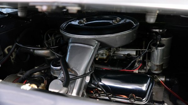 Както споменахме, Lincoln Quicksilver използва Cologne V6 - двигател-ветеран на Ford, който в различни модификации се произвежда между 1962 и 2011 г. В случая става въпрос за второто поколение 2,8-литров агрегат, който се предлагал с нива на мощността от 90 до 160 конски сили.

Любопитното е, че донорът AC е с трилитров V6 Essex на "синия овал", но по някаква причина от Ghia решават да го заменят. Както и скоростната кутия, разбира се.