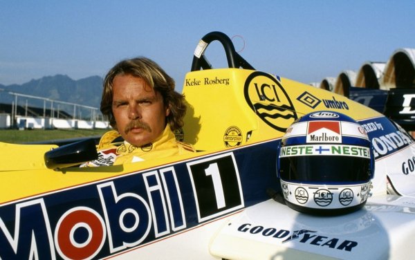 Най-малкият брой победи за един сезон във Формула 1, с който пилот е ставал световен шампион. Всъщност случвало се е даже два пъти: първо на Майк Хоторн (с Ferrari) през 1958, и после на Кеке Розберг през 1982 (с Williams). И двата споменати сезона остават като черни страници в историята. В тях загиват повече пилоти, отколкото победи постига шампионът - четири трагедии през 1958 (О'Конър, Мусо, Колинс, Люис-Евънс) и две през 1982 (Жил Вилньов, Рикардо Палети). 
