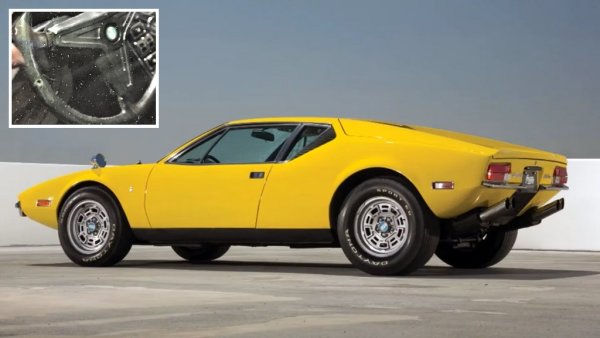 Броят пъти, в които Елвис Пресли е стрелял по своята De Tomaso Pantera от 1971. Днес е останала само една следа от куршум, на волана. &bdquo;Дупката от куршум изглежда, сякаш е направена от упор&ldquo;, казва представител на Автомобилния музей &bdquo;Питърсън&ldquo; в Лос Анджелис, където сега се намира колата. Легендарният певец бил разярен от поредния отказ на екзотичния спортен автомобил да запали. 
