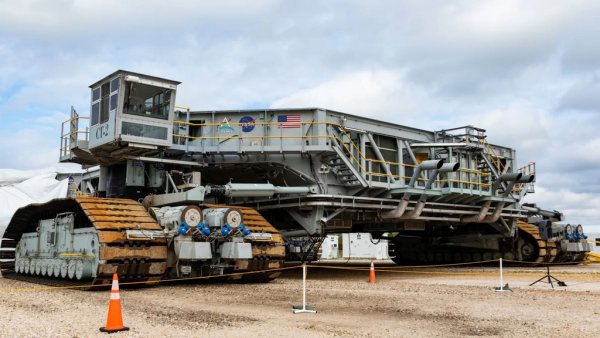 Метрите, които изминава с литър дизелово гориво прословутият Crawler на NASA - транспортното средство, което откарва ракетите Artemis от Космическия център "Кенеди" до стартовата площадка в Кейп Канаверал. Удивителната машина има резервоар, побиращ 18 900 литра. Теглото на ракетата е 2875 тона, колкото хиляда американски пикапа. По всяка вероятност това е превозното средство с най-висок разход на планетата. Изчислено на 100 км пробег, това дава средна консумация от 38 910 литра. 
