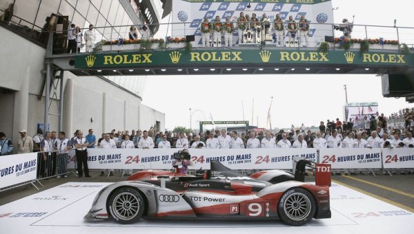 Рекордът за най-много изминати километри в рамките на едно издание на легендарното състезание "24-те часа на Льо Ман". Постигнаха го Тимо Бернхард, Ромен Дюма и Майк Рокенфелер с Audi R15+ TDI през 2010. Те навъртяха това разстояние в рамките на 397 обиколки на трасето. Това е равно на разстоянието от София до Казабланка в Мароко... и обратно. 
