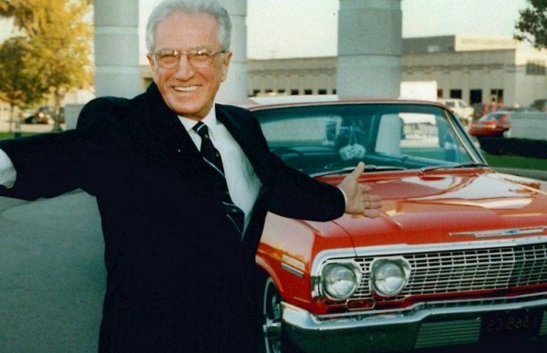 Броят автомобили, продадени от Джо Жирар от 1963 до 1977, рекорд за автомобилен търговец. Жирар, който е работил в дилърството Merollis Chevrolet недалеч от Детройт, е вписан в Книгата на рекордите на Гинес в продължение на 12 поредни години като най-добрия продавач на автомобили в света. Книгата му &bdquo;Как да продадеш всичко на всеки&ldquo; също се продаде доста добре - стана бестселър на New York Times. 
