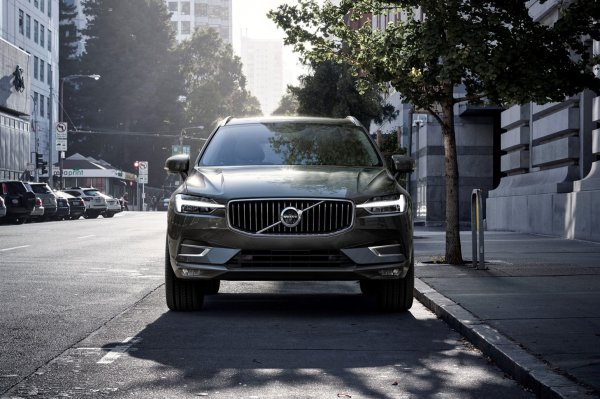 1. Apple - 37,9%, 2. Samsung - 13,6%, 3. Huawei (Honor) - 13,6%, 4. Xiaomi (Redmi) - 10,6%.