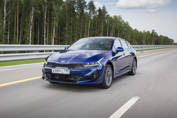 1. Apple - 24,6%, 2. Samsung - 23,7%, 3. Xiaomi (Redmi) - 21,8%, 4. Huawei (Honor) - 16%.