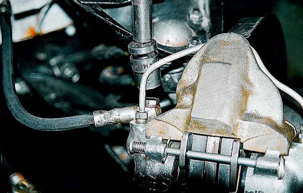 При избора на спирачни маркучи не бива да се правят компромиси, защото те ще струват много повече. Ако бъде поставена евтина част, то тя ще се скъса и така автомобилът ще остане без спирачки, а това води и до тежки инциденти на пътя. Затова експертите препоръчват да се поставят армирани спирачни маркучи, които са по-здрави от гумените (и по-скъпи съответно), но пък ще служат по-дълго време.