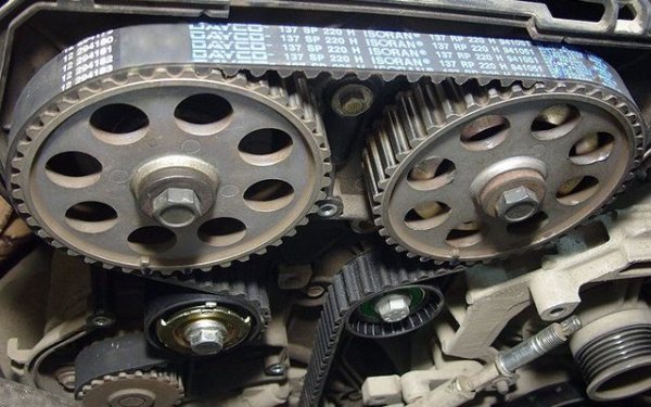 Ангренажният ремък (или ангренажната верига) е един от най-важните компоненти в двигателя на колата, тъй като свърза долната и горната част на мотора, за да може той да работи. Този ремък свързва коляновия вал с разпределителните валове и ако не е качествен, ще се скъса. А последствията за мотора ще бъдат фатални и съответно много скъпи за собственика.