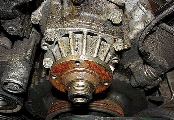 Това е още един детайл, който е много важен да работата на двигателя с вътрешно горене. Ако тя блокира, се стига до къса на ангренажния ремък и съответно до всички последствия, които бяха описани преди малко.