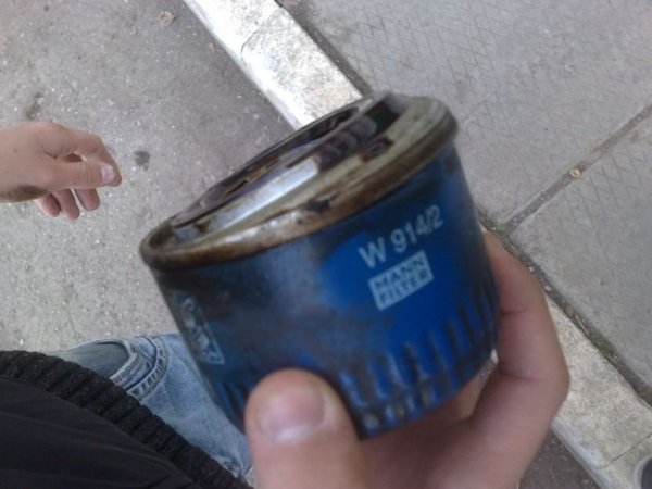 Експертите съветват и внимателно да се подбира масления филтър, който е подценяван от мнозина. Работата е там, че ако бъде закупен евтин аналог или менте, то не работи толкова ефикасно, колкото трябва и започна да се напуква, което води до изтичане на масло. Шофьорът рядко забелязва това, а когато разбере, че маслото в двигателя липсва, обикновено вече е късно. Особено, ако се е случило по време на движение.