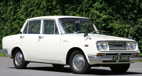 Семейният мъж или жена в Япония имат същите изисквания за шофиране като всеки друг. От това следва, че един силно конвенционален седан би бил също толкова продаваем там, колкото и в Европа.

Основният семеен седан през 60-те години във Великобритания е Ford Cortina. Очевидно използвайки този успешен продукт като свое вдъхновение, Toyota пуска Corona през 1965 г. &ndash; това е първият модел на марката, официално продаван в във Великобритания.
