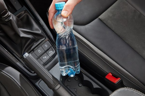 Поставките са със специална форма, така че да придържат добре бутилките и да можете да ги отворите дори с една ръка