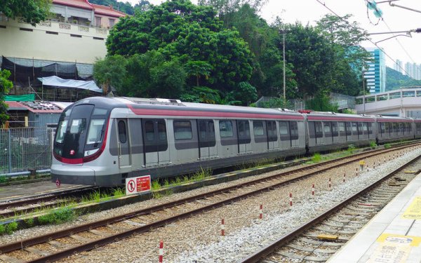 Hyundai притежава компанията Rotem, която проектира и произвежда високоскоростни влакове, крайградски композиции, дизел-електрически локомотиви и вагони за метро. В миналото конгломератът имаше строителен, корабостроителен и още ред други бизнеси, но след разделянето му автомобилното поделение няма връзка с останалите. 