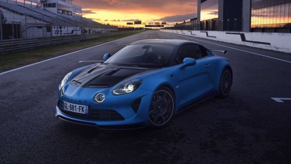 Прероден през 2018 г., Alpine A110 е историческо име, което е важна част от историята на френски спортни коли. Подобно на Anteta от 60-те и 70-те години, модерната версия също комбинира лека 1,1-тонна каросерия с динамични двигатели. Alpine може да се избира с мощност от 252 до 300 к.с., като R-версията, която е ориентирана към карана на писта, ще се превърне в рядкост в близко бъдеще. Този автомобил има ретро-привкус, но разполага с модерни технологии, а освен това се произвежда в малък тираж, което ще го направи много ценен.