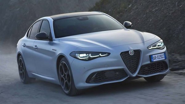 Концепцията за седан става все по-рядка. И автомобилите с четири врати постепенно изчезват, освобождавайки място за кросоувъри и SUV. Alfa Romeo Giulia изглежда е сред последните по рода си, особено във варианта Quadrifoglio.Неговият 2,9-литров V6 с 520 к.с. може да успее да развълнува и феновете на старата школа в бъдеще.