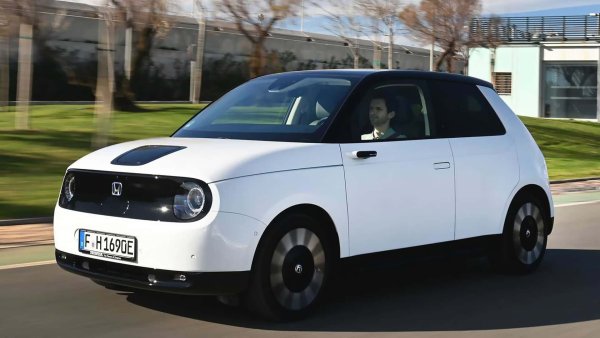 Ако в бъдеще се появи култура на фенове на стари електрически автомобили, е възможно сред най-търсените да бъде Honda e. Японският мъник е сред най-персоналните електромобили на пазара и е възможно нейният стил да бъде оценен и от колекционерите на утрешния ден. Изключително специалният дизайн ще продължи да бъде отличителният белег на Honda, която в момента се бори да се наложи на пазара, но това се оказва проблем заради малкия му пробег – едва около 200 км.