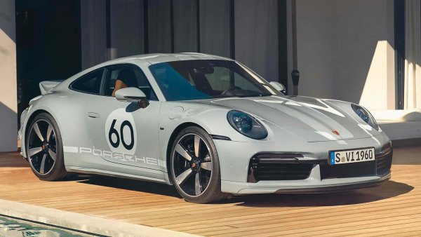 Porsche предупреди: &bdquo;ще произвеждаме 911 с двигател с вътрешно горене възможно най-дълго&ldquo;. В един момент обаче дори германската компания ще трябва да еволюира своя най-емблематичен модел. И точно в този момент 911-те от тази епоха ще придобият огромна стойност сред колекционерите, независимо от двигателя. Сред най-скъпите версии може да бъде &bdquo;всъдеходният&ldquo; Dakar, произведен само в 2500 бройки, чиито цени със сигурност ще скочат през следващите години