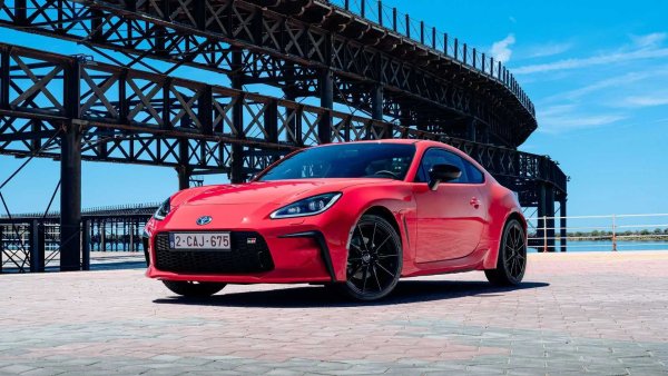 И тук от решаващо значение е комбинацията от ниско тегло, отлично съотношение мощност/тегло, задвижване на задните колела и директна шестстепенна скоростна кутия. Всичко това означава,че Тойота GR86 вероятно ще бъде силно желан модел в бъдеще. Броят на желаещите да го имат вероятно ще бъде много по-малък от този на Fiat 500 или Porsche 911, но ако някой от сегашните модели на Toyota е заслужил правото да се превърне в класика, това е GR86.
