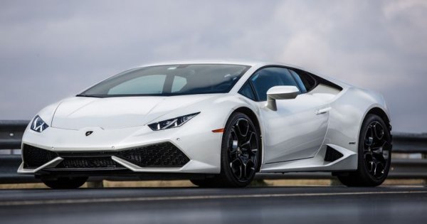 На по-малките мотори на Lamborghini им липсва максималната скорост, която може да бъде постигната с големите V12, но това явно не притеснява американската компания Hennessey Performance. Тя взе V10 мотора на Huracan, подсили го с двойни турбокомпресори и постигна мощност от 1000 конски сили. Благодарение на това, суперколата развива 100 км/ч от място за 2,6 секунди и достига максимална скорост от 340 км/ч.