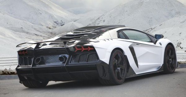 Преработена са също всмукателната и изпускателната система на 6,5-литровия V12 на Lamborghini, като крайният резултат е 1600 конски. Така ускорението от 0 до 100 км/ч отнема едва 2,1 секунди, а максималната скорост е 369 км/ч.