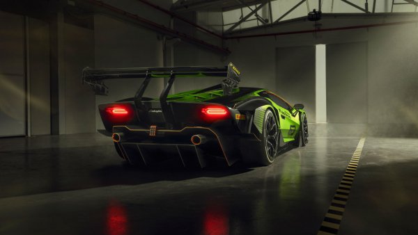 Двигателят е съчетан с 6-степенна секвенциална скоростна кутия, която също е доработена, за да може да се справи с невероятната мощност на двигателя. Притискателната сила е 120 килограма, а максималната скорост на автомобила е скромните 250 км/ч.