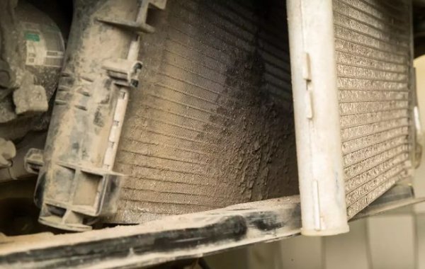 При шофиране по асфалт температурният режим на двигателя на кросоувъра ще бъде по-висок (заради по-голямо аеродинамично съпротивление и въртенето на допълнителни валове) от този на лек автомобил. Но ако кросоувърът периодично излиза на черни пътища, мръсотията бързо покрива радиаторите за охлаждане на двигателя и скоростната кутия. Това може да доведе до прегряване, а фините защитни мрежи в решетката и бронята само ще влошат ситуацията. 

Следователно кросоувърите се нуждаят от по-често и квалифицирано измиване на радиаторите. Трябва да се мият всички радиатори, а не само конденза на климатика, който се вижда отвън през бронята. Радиаторът на двигателя, например, е също толкова мръсен. 