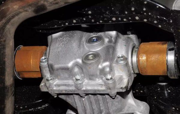 Някои производители не посочват в инструкциите за експлоатация, че е необходима смяна на маслото в редуктора, която задвижва карданния вал, както и в този на задния мост. Маслата в тези агрегати изпитват сериозен стрес, стареят и губят свойствата си. Особено ако кросоувърът често се използва офроуд. Смяната на маслото трябва да се извършва на всеки 45 000 км при работа по добри пътища и веднъж на всеки 30 000 при експлоатация по тежки терени.