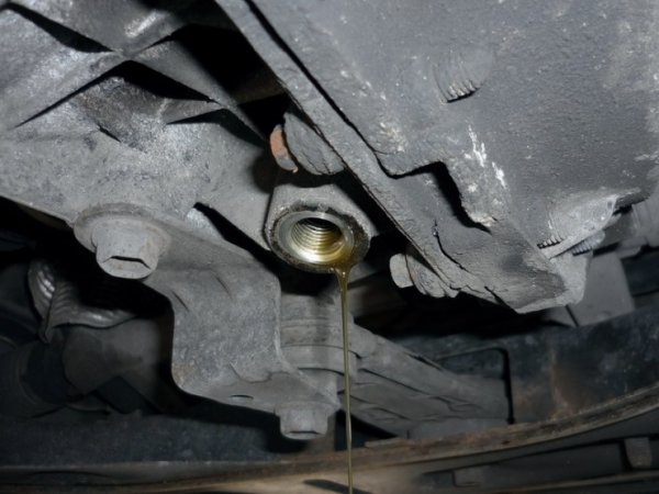 При шофиране извън пътя течността в автоматичната скоростна кутия или CVT-трансмисия старее по-бързо. Не толкова заради повишените натоварвания, колкото заради честото приплъзване и прегряване. Следователно работната течност трябва да се сменя по-често, отколкото е предписано в инструкциите. Добре е това да се прави поне веднъж на 45 000 км.