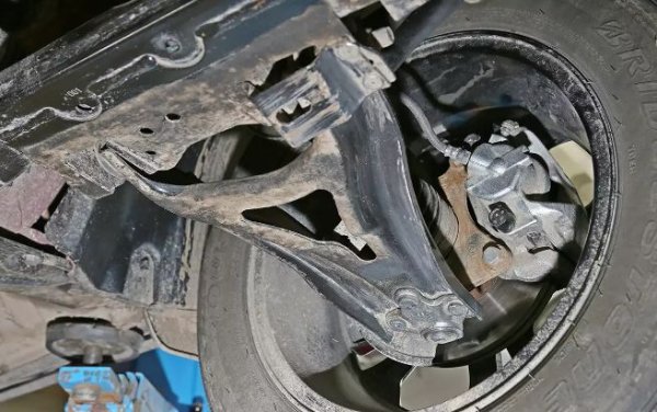 Шасито на кросоувър, който често напуска асфалта, трябва да се проверява по-често от това на обикновен автомобил. Някои от елементите като лагери, накрайници и шарнири може да бъдат увредени от клони или остри камъни. Спирачните дискове също трябва да бъдат огледани внимателно, а също така и маслените уплътнения, които може да протекат при подлагане на по-сериозни натоварвания извън пътя. А ако те излязат от строя, ремонтът е неизбежен.