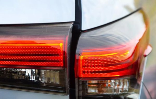 Извън пътя каросерията на кросоувъра изпитва повишени натоварвания. Тялото, което постоянно се усуква, се &bdquo;уморява&ldquo;, като местата на контактно заваряване започват да се разминават. В тези пукнатини влиза влага, а тя води до корозия.
Заради това състоянието на каросерията на кросоувъра трябва да се проверява по-често и, ако е необходимо, да се извърши допълнителна антикорозионна обработка. Деформациите на металната рамка понякога водят до пукнатини в боята - дори и по външните панели на автомобила. 