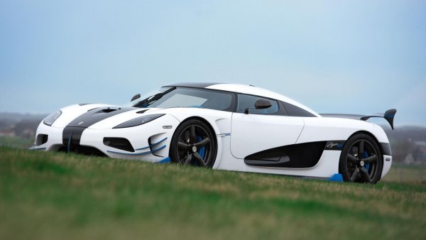 За първи път представени в модела Agera R през 2013 година, а след това и при дивия One:1 с 1369 конски сили, комплектът карбонови джанти Aircore спестява значителните 20 кг от масата на автомобил. Кристиан фон Кьонингсег с гордост заявява, че единственият метален компонент в колелата е вентилът за гумите.