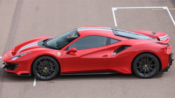 Първият модел на Ferrari с опционални карбонови колела бе LaFerrari. Същите колела, също опционално, се предлагат и за 488 Pista, като цената им е над 15 000 евро. И ако си мислите, че това би отказало клиентите, сте в дълбока заблуда - всъщност композитните колела са толкова желани от клиентите, че се получава забавяне в производството на автомобили заради несмогването с изработката на карбонови джанти.