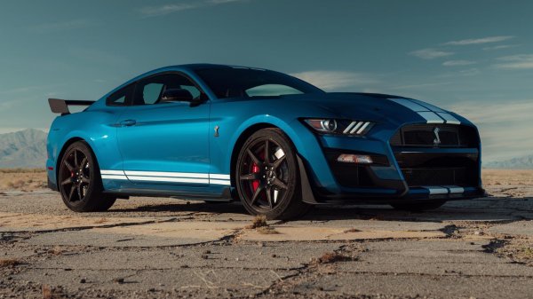 Първият спортен модел на Ford оборудван с карбонови колела е подготвеният за пистови надпревари Shelby GT350R. Джантите са доставени от австралийската фирма Carbon Revolution, която произвежда и лекосплавните колела за Ferrari.

И докато джантите на GT350R са били боядисвани, тези, които се поставят при GT500 вече са с натуралната окраска на карбона. Освен това се правят и по нов метод, който е по-гъвкав и малко по-бърз. В допълнение, голяма част от процесите са автоматизирани, което позволява и произвеждането на по-голям брой колела - около 8000 за година. Това помага да се свали крайната цена, но и така стойността за комплект е над 15 000 евро.