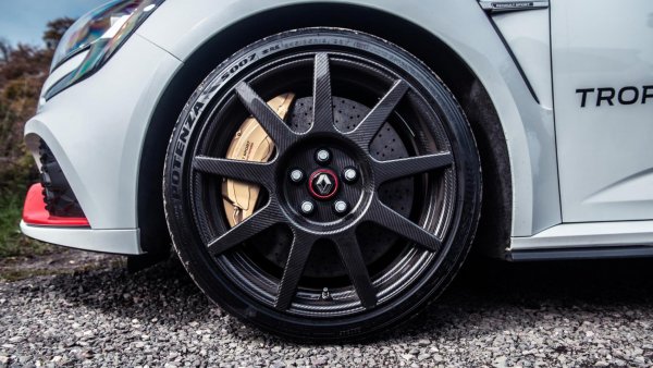 Renault Megane с карбонови колела - това може и да ви се стори доста странно, но е факт. Всъщност не са особено много бройките с такива джанти, които са част от пакета оборудване N&uuml;rburgring Record, с който едно Renault Megane RS Trophy-R струва внушителните 79 600 евро.

Има и малко по-бюджетен вариант, разбира се, при който керамичните спирачки са заменени със стоманени, но и тук цената на една машина с карбонови колела е солена - почти 70 000 евро.