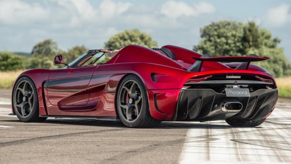 Докато повечето карбонови джанти са с относително семпъл дизайн с прави спици и "лъчи", дори и в други модели Koenigsegg, тези на Regera са доста по-разчупени. Колелата с три лъча, които се разделят преди борда на джантата имат много атрактивен дизайн и със сигурност са още по-сложни (и скъпи) за производство.