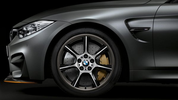 BMW нарича тези колела M Carbon Compound и за разлика от досега представените, те не са изцяло карбонови. За 12 500 евро получавате всъщност композитен пръстен с алуминиеви спици. Баварците твърдят, че това е най-добрия компромис между тегло (-7 кг), цена и издръжливост.