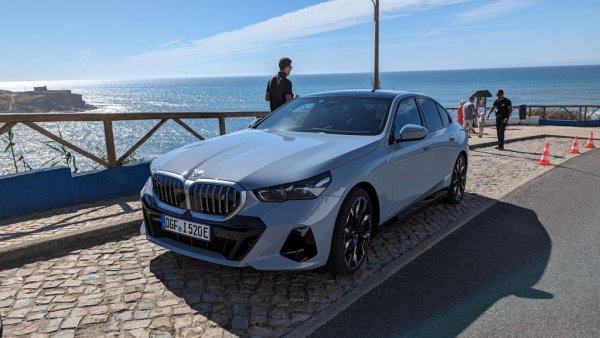 Три модела делят 14-ото място в класацията. При i5 на BMW съпоставката с миналата година е невъзможна, защото тогава моделът още не се беше появил на пазара. Volvo C40 отчита 20% ръст тази година, докато при Skoda Enyaq има точно 50% спад. 
