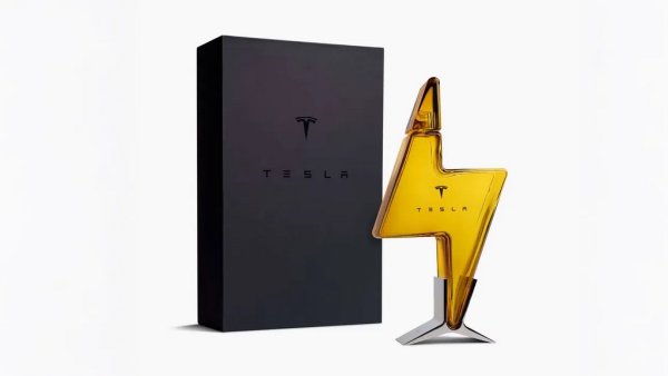 Като повечето продукти на Tesla, и този се роди от шеговит туит на Илон Мъск (който на свой ред може и да е, но може и да не се е родил от поредното напушване на милиардера). След като се измайтапи, че ще прави Teslaquilla, Мъск се вдъхнови от собствения си хумор и наистина пусна лимитирана серия. По 215 долара бутилката. Като самата бутилка заради странната си форма се чупеше със същата честота като автомобилите на Илон. Или поне така твърдят злите езици. 
