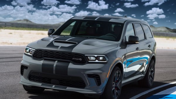 Trackhawk вдига високо летвата за това колко абсурден може да бъде един SUV. Но Durango SRT Hellcat отговаря подобаващо. Така FCA след няколко години производство на Trackhawk реши, че има нужда от още един семеен модел с мощност над 700 конски сили. И Durango SRT Hellcat се появи за моделната 2021 година.
