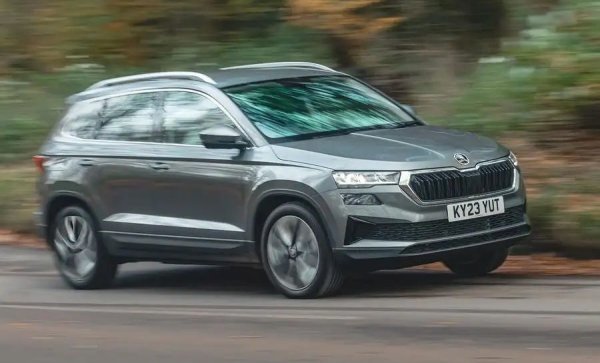 Средният по размер кросоувър на чехите се радва на 196% ръст на годишна база у нас. В момента на пазара е фейслифтът на първото поколение, но до края на годината трябва да бъде представено второто. 
