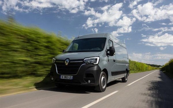 Renault загуби няколко позиции при леките автомобили, защото ръстът при моделите му е под този на основните конкуренти. Но в лекотоварния сегмент френската марка се развива впечатляващо, а Master има 152% увеличение в регистрациите спрямо същия период на миналата година. 
