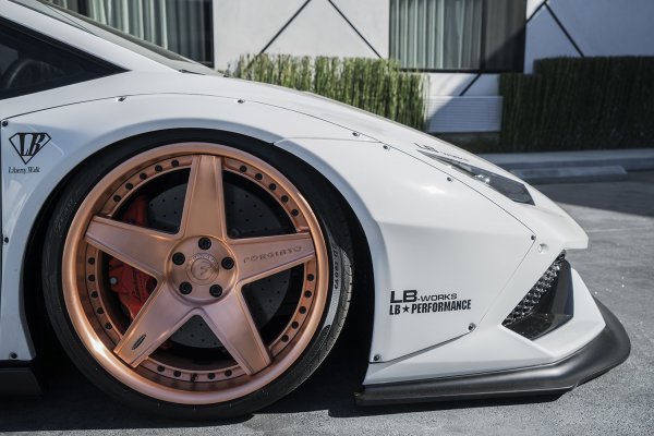 Huracan с панели на Liberty Walk показа новите колела на Forgiato