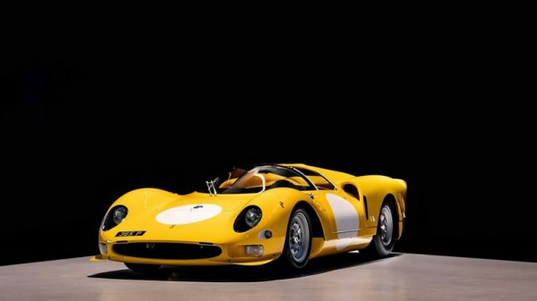 Моделът 275 P2/365 P2, част от гамата състезателни прототипи от серия P, направени от Ferrari през 60-те и началото на 70-те години, излиза през 1965 г. и се състезава срещу Ford в рамките на "24-те часа на Льо Ман". Италианският модел не успява да спечели, но побеждава в Targa Florio и "1000-те км на Нюрбургринг" в ръцете на заводския отбор на Ferrari.