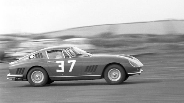 Моделът 275 GTB във версията Competizione Clienti е представен с шасито номер 07407. Това е един от 10-те произведени автомобила през 1965 година, който разполага с алуминиев корпус, по-голям резервоар за гориво - 140 литра, и тунингован двигател със специални разпределителни валове и карбуратори Webber 40 DCN/3, развиващ мощност от над 300 конски сили.