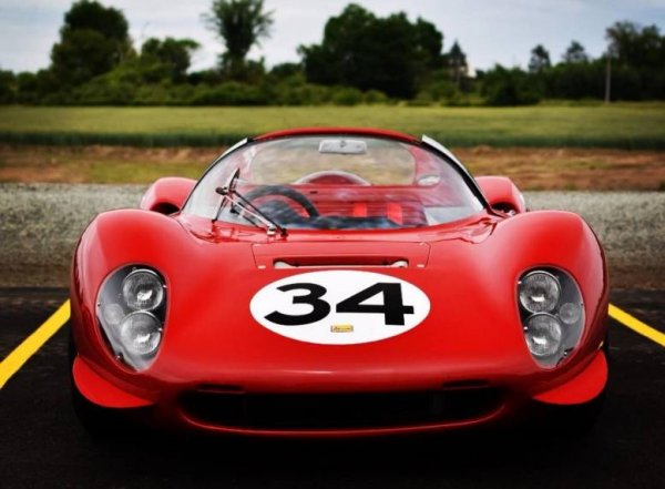 Както се знае, Ferrari е предизвикана от Ford в "24-те часа на Льо Ман" в средата на 60-те и отговори с поредица спортни прототипи - серията 330P. В началото на февруари 1966 г. Ferrari показва 4-литровия 330P3 пред медиите в Маранело, заедно с по-малкия изцяло нов Dino 206SP. Намерението е да направи 50 от тези по-малки коли с двигател V6, за да ги квалифицира за хомологация като 2-литрови спортни автомобили от Group 4. По различни причини това не се случва и са сглобени само 17, включително този, който участва в "1000 км на Нюрбургринг" и "12-те часа на Себринг".