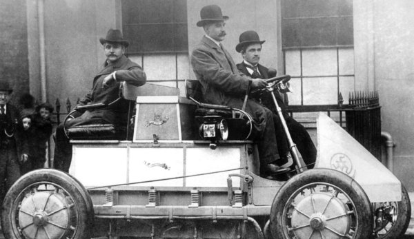 В самия край на XIX век младият, самоук Порше се хваща на работа при Якоб и Лудвиг Лонер във Виена. Устоял е на напъните на баща му да го направи тенекеджия в Либерец и вече е понатрупал опит с електромоторите при Бела Егер. Фердинанд вярва в електричеството и създава прословутата "система Lohner-Porsche", задвижвана от електромотори в главините на всяко колело. Може да се използва в хибриди или в чисти електромобили и е толкова напредничава, че 60 години по-късно NASA я разучава, за да създаде първия си луноход. Изобретението на Porsche вдига шум из цяла Европа. Но има и един проблем: оловно-киселинните акумулатори. С тях автомобилът тежи над 4 тона, което до голяма степен обезсмисля впечатляващите за онази ера 56 коня мощност. Дори специалните гуми на Continental не издържат дълго тази тежест. 
НА СНИМКАТА: Фердинанд Порше (най-вдясно) с автомобила, който създава за Lohner