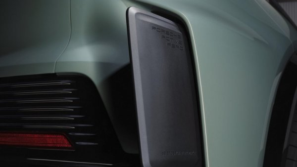 По въпроса за дизайна всеки може да си състави мнение. Но имайте предвид, че тук главната цел е била не естетиката, а аеродинамиката. Коефициентът на въздушно съпротивление е нула и двайсет и пет - много впечатляващо за такава кола. За това помага активната аеродинамика - отварящ се спойлер отзад, затварящи се щори отпред, и накрая ето този новаторски принос на Cayenne - тези така наречени аероблейдс, които се подават навън при високи скорости. Това е компромисът между инженерите, които са искали оптимално отвеждане на въздушния поток, и дизайнерите, които са искали Cayenne да не предизвиква гадене с външния си вид. 
