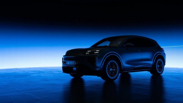 Ако тази комбинация от зловещи числа все още не ви е спечелила, това не е никакъв проблем, защото Porsche обещава да продължи да предлага и да обновява бензиновия Cayenne поне още десетилетие. 
Въпросът е дали тази кола най-после ще спечели за електрическото задвижване споменатите класически фенове за електрическото задвижване? Не се наемам да прогнозирам бъдещето. Ще видим. Но е добре да си спомним, че навремето класическите фенове смятаха и първия Cayenne за безумно извращение. Но той бързо ги разубеди.
