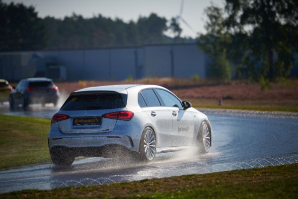 Минусите са два. Твърдата смес при ниски температури се вкочанява напълно, гумата губи еластичност и не прониква добре в неравностите на настилката. А дълбоките канали за вода чувствително намаляват контактната повърхност, която е ключова при каране върху сняг или лед. 
