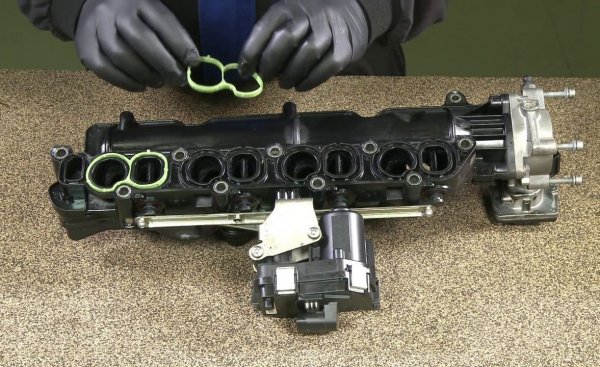 Остроумна на теория, но недобра в практиката идея е част от охлаждащата течност да минава през всмукателния колектор. С времето става все по-вероятно да се стигне до течове и смесване на охладителна течност с масло. 
Но главната причина този двигател да има толкова лоша репутация са калпавите гарнитури и уплътнения. Още след 50-70 хиляди километра от топлообменника започват течове на масло и се налага подмяна на двата уплътнителни пръстена. 
Бързо губи еластичност и уплътнението на маслената помпа, което, ако не се забележи навреме, води до превъртане на биелни и основни лагери, повреда на коляновия вал и блокиране на двигателя.
Добра страна е, че този двигател е с ангренажен ремък, а не с верига. Обтегачите му са същите като при 1.9 JTD. Доста надежден е и турбокомпресорът Garrett, въпреки че понякога се случва лопатките на променливата му геометрия да започнат да заяждат с времето от натрупания нагар. 
