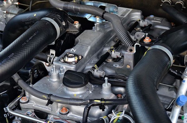 За относително малката японска компания Isuzu е предмет на особена гордост, че сама разработва и произвежда двигателите си. Но понякога гордостта не е съвсем оправдана - какъвто е случаят с трилитровия дизелов V6, монтиран в пикапа D-Max и предоставян също на партньори като GM, Renault, Honda, Toyota и Mazda. 
Най-характерната особеност на този агрегат е подчертаната склонност към прегряване, водеща след себе си цял куп други беди. За да го избегнат, собствениците трябва да са извънредно внимателни и редовно да следят за количеството и състоянието на антифриза, да промиват радиатора и, по възможност, да не натоварват двигателя над 3000 оборота в минута. Последното не е много приятен съвет, когато сте си купили работно конче като споменатия пикап D-Max. 
