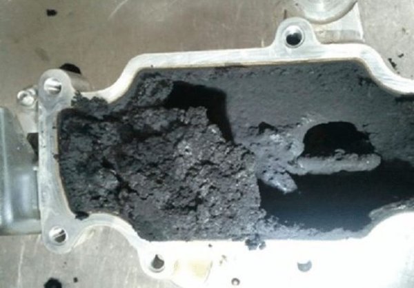 Но пък и рисковете оправдават предпазливостта. При прегряване на мотора алуминиевият блок променя геометрията си, при което се губи херметичност между корпуса и цилиндровата глава. В охладителната система проникват газове, а антифризът може да попадне директно в цилиндрите. 
Най-драматични бяха проблемите с двигателите, произведени между 2001 и 2005, а при по-късните версии част от тях бяха отстранени. Последната му версия има изцяло преработена горивна камера, специално въглеродно покритие на буталата и турбо с електронно променлива геометрия. Въпреки това агрегатът си остава потенциално склонен към прегряване. 
За европейските клиенти проблемът вече не стои на дневен ред: в последните поколения на D-Max за ЕС компанията използва съвсем друг двигател, с работен обем 1.9 литра. 
